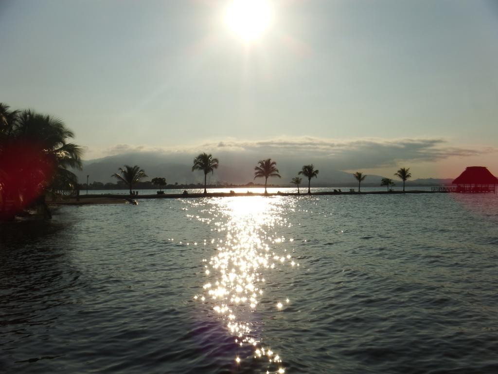 Amatique Bay Hotel Puerto Barrios Exterior photo